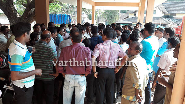 ಕಲ್ಲು ಸಾಗಾಟದ ಲಾರಿಗಳಿಗೆ ಟ್ರಾಫಿಕ್ ಎಸ್ಸೈಯಿಂದ ದಂಡ: ಲಾರಿ ಮಾಲಕರಿಂದ ಠಾಣೆಯ ಮುಂದೆ ಪ್ರತಿಭಟನೆ